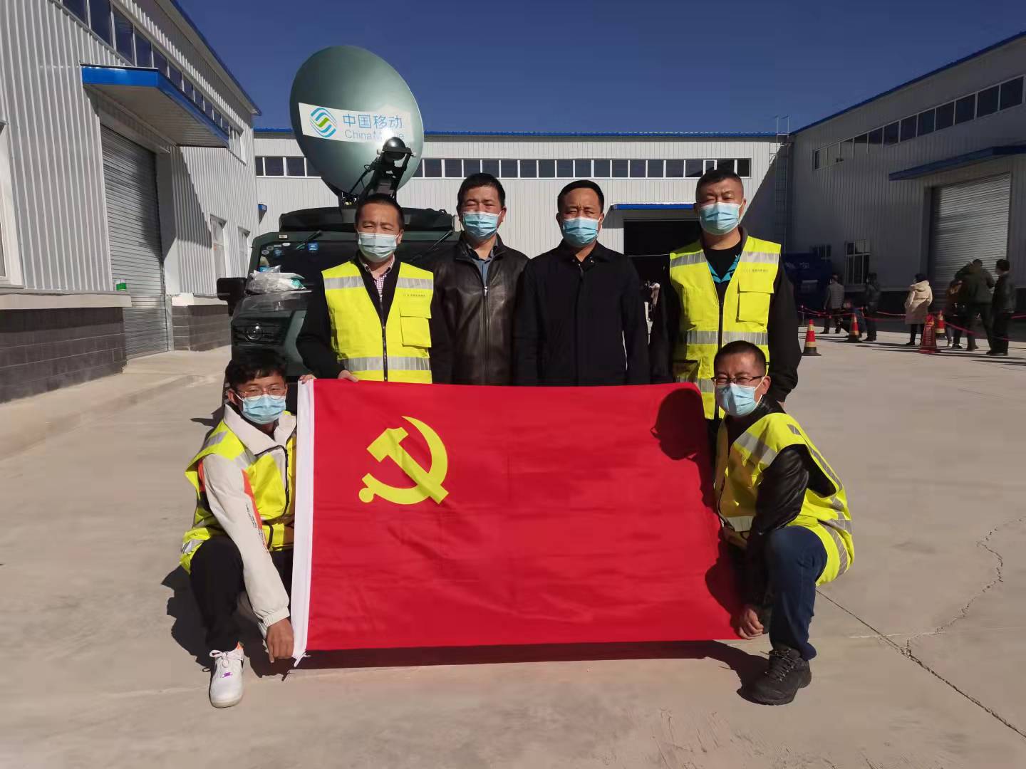 配图6.党旗飘扬在一线.jpg